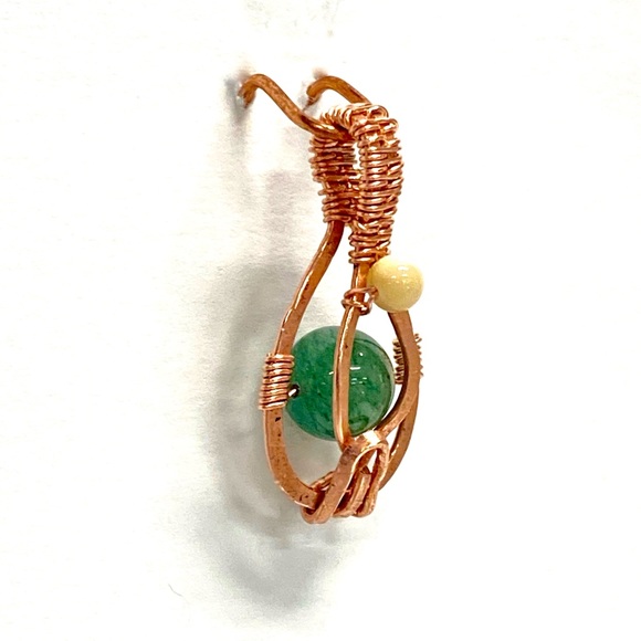 HANDMADE Green Aventurine Mother of Pearl Pendant Hand Wrapped & Hammered Copper - Picture 6 of 10